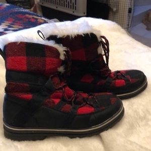 Maurice’s black and red plaid winter boots size 8.5.